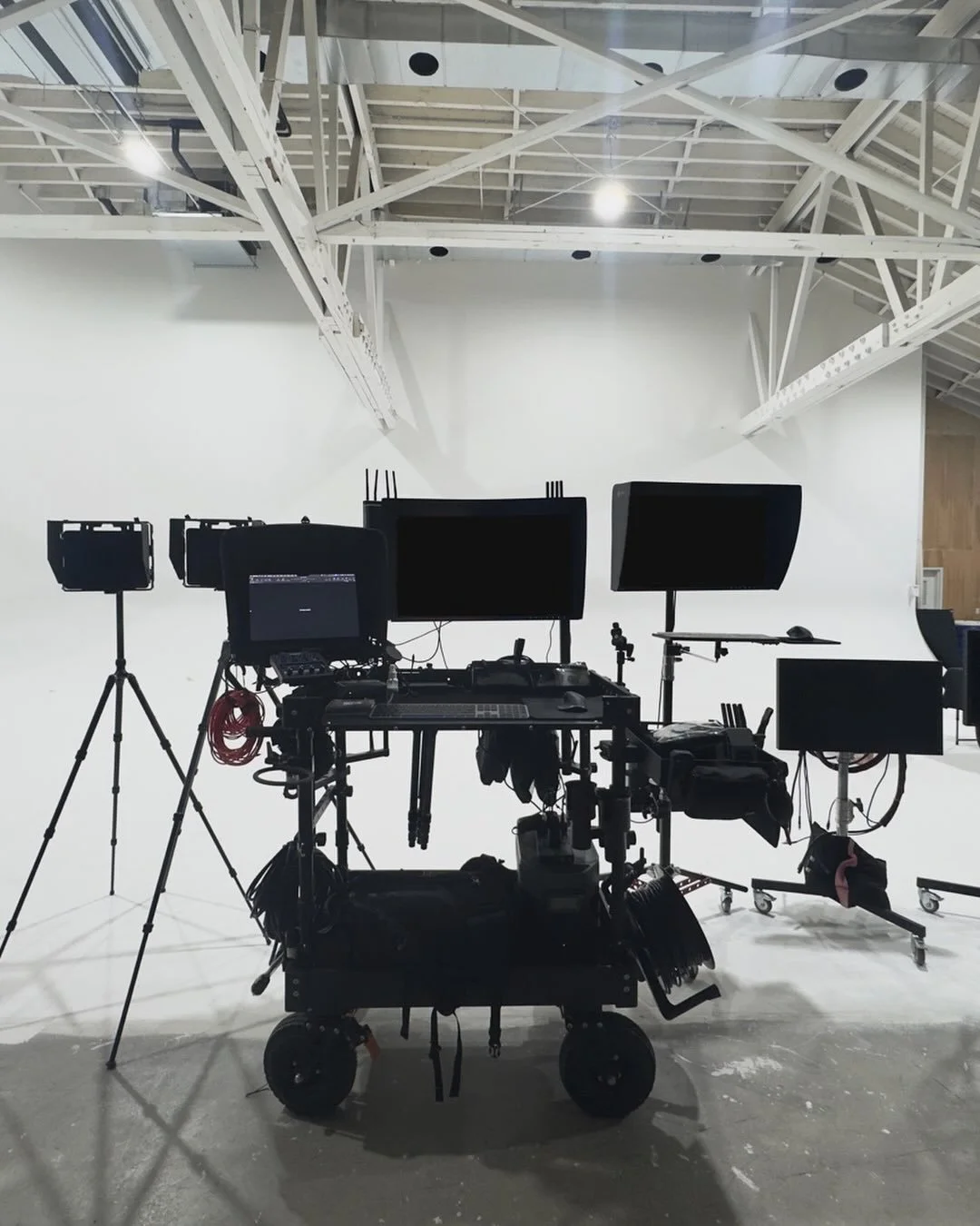 Full kit day 😮&zwj;💨

@captureone 
@inovativ
@lvna.digital
@mule.carts
@ecoflowtech
@eizousa
@therobocup @Logitech

#digitech #digitaltech #digitalcapture #digitaloperator #digiop