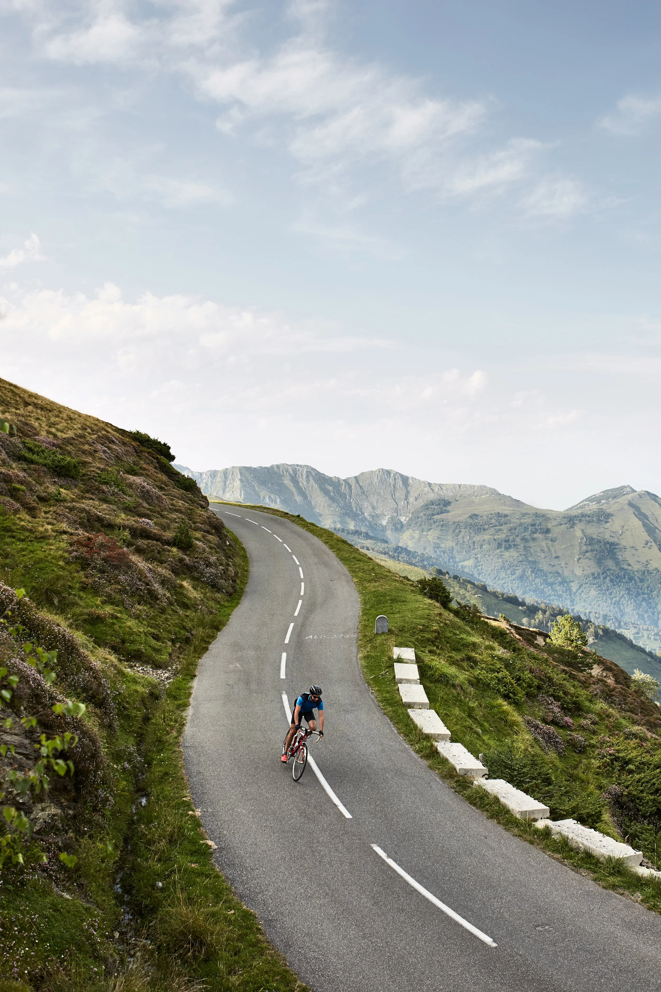 Un cycliste descendant une route de montagne