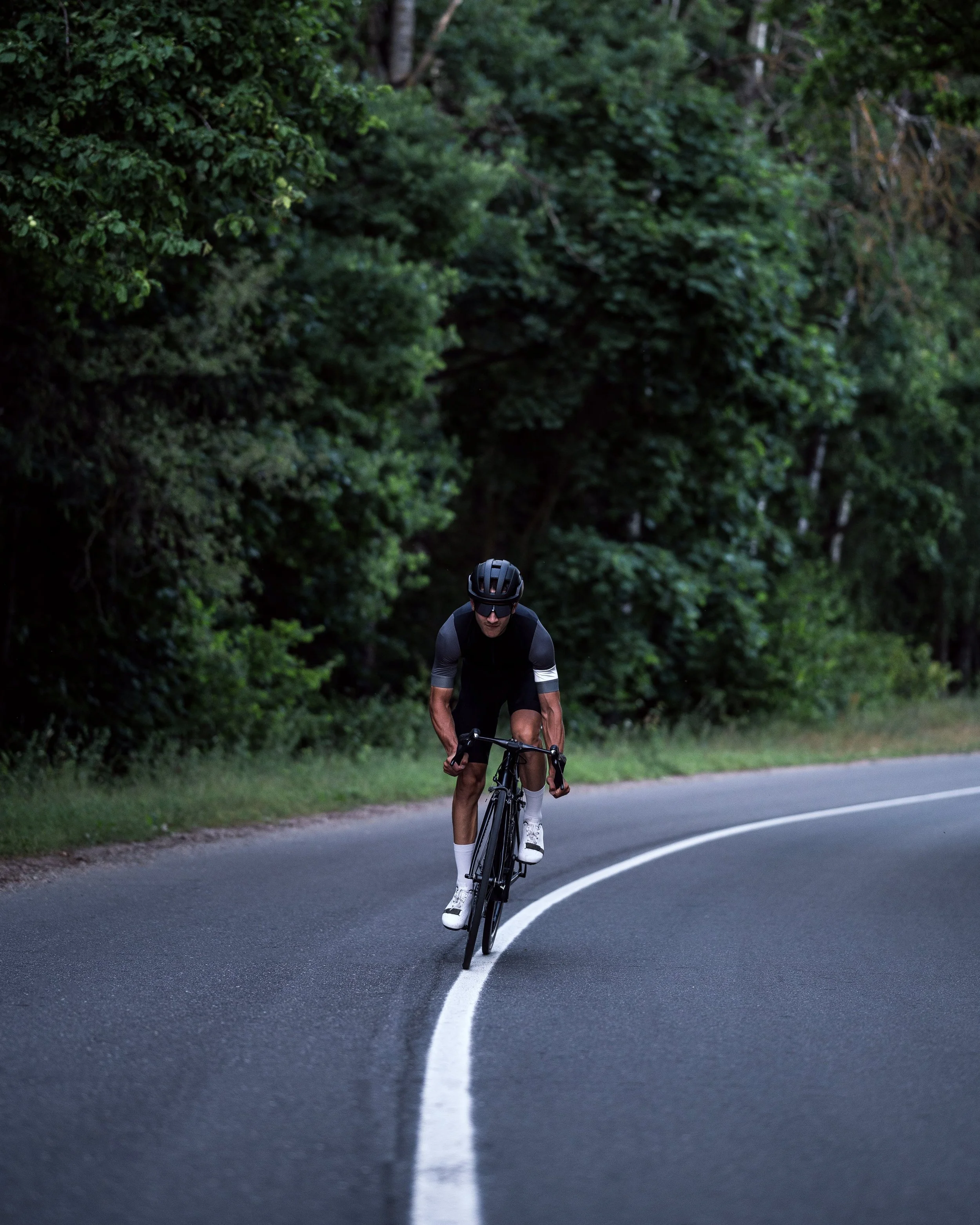 Cycliste puissant descendant rapidement une route