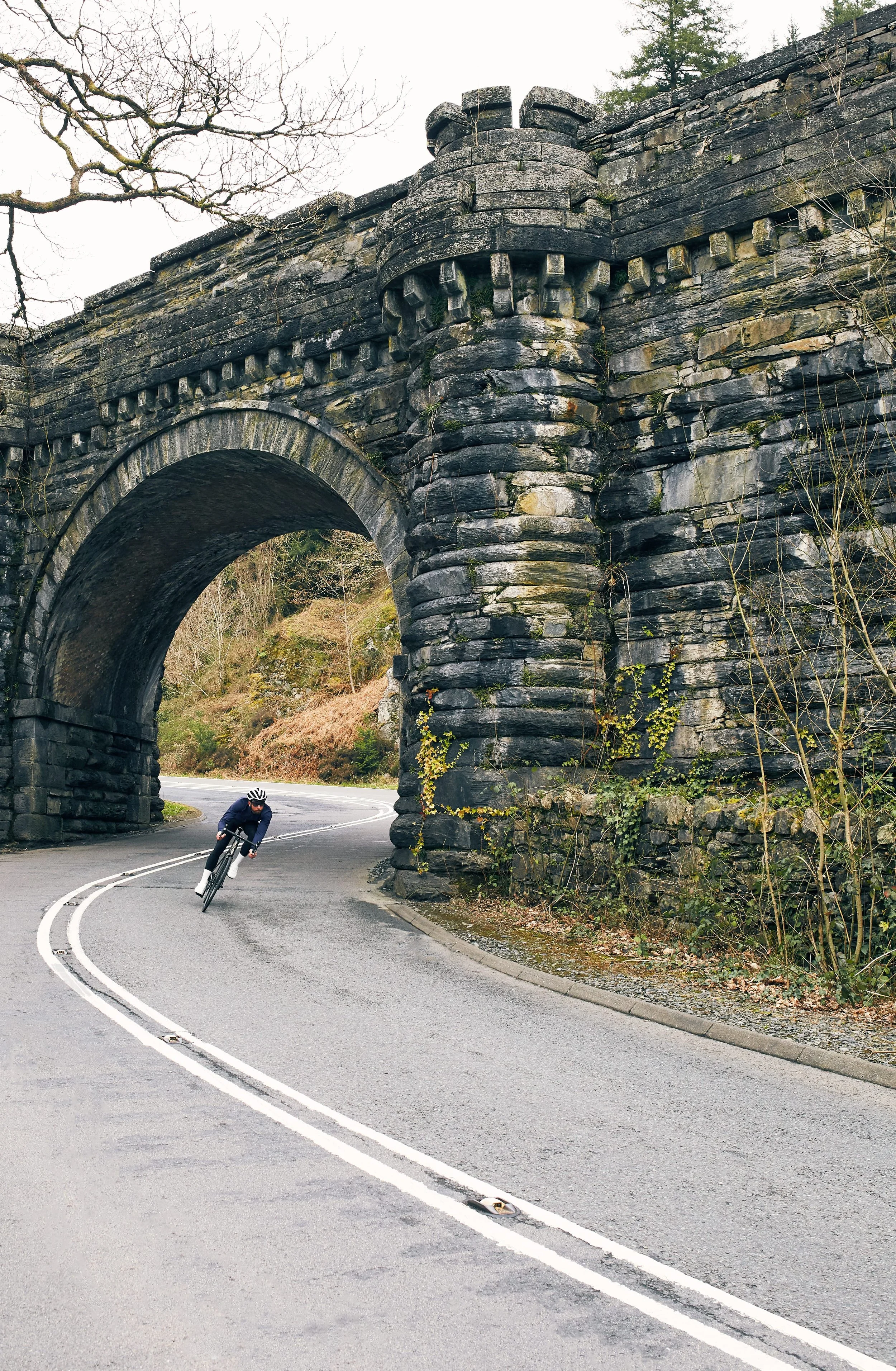 Cycliste descendant un virage à vive allure