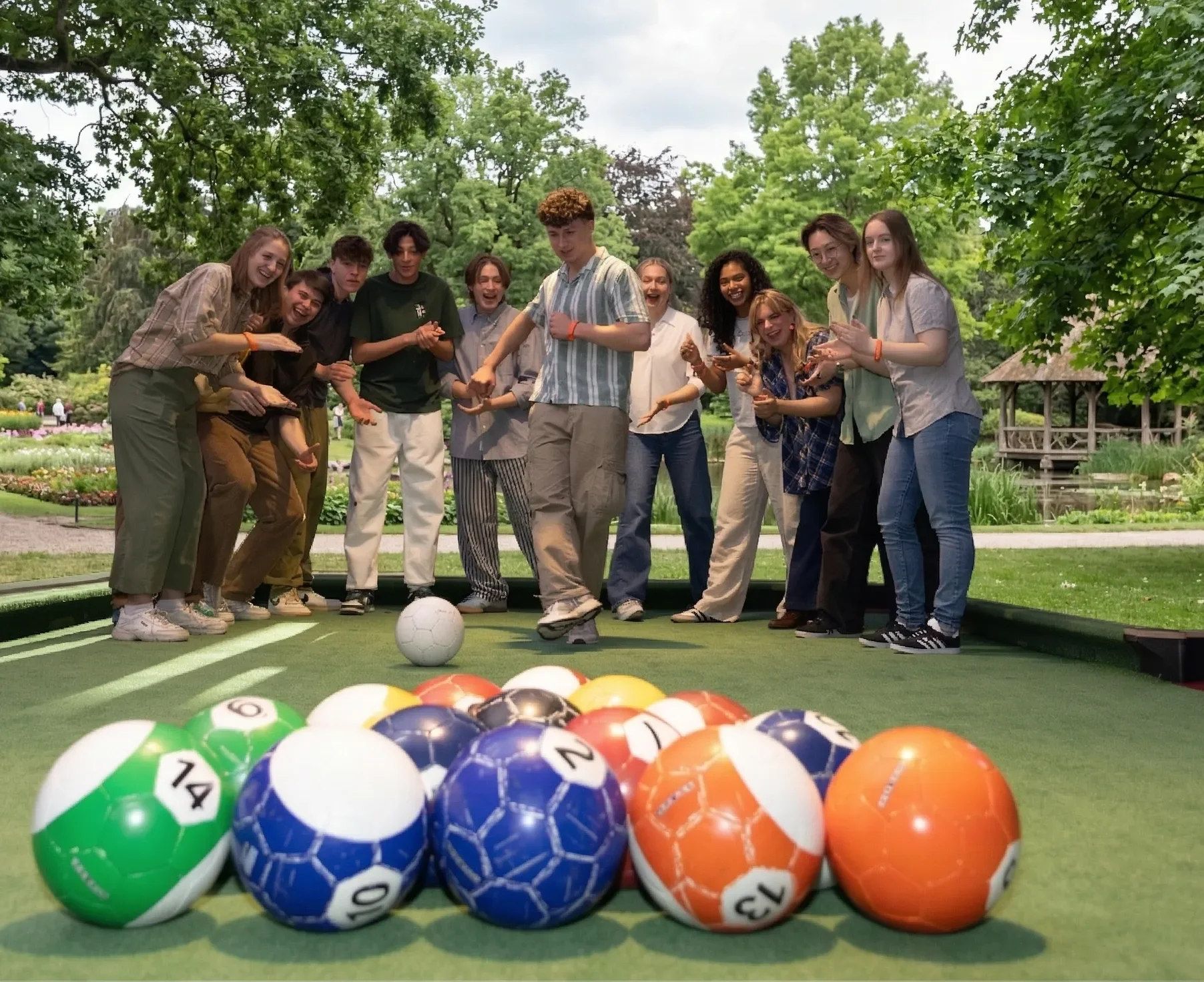 Groupe de participants jouant au Football Billard pendant un événement d’entreprise