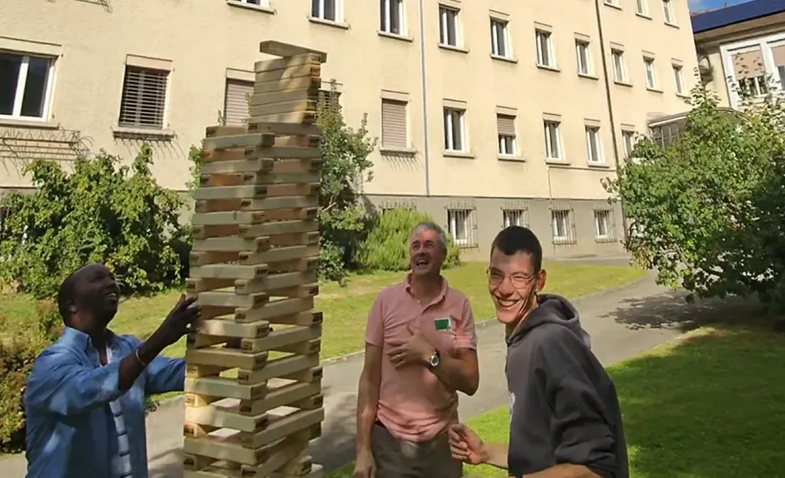 Spielgeräte im Freien auf einer offenen Fläche