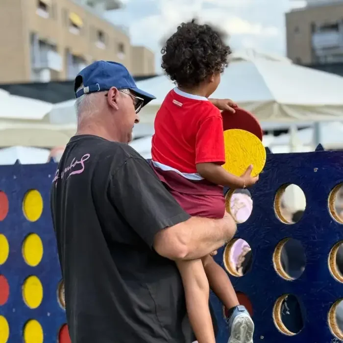 Un homme et un enfant jouent au puissance quatre géant