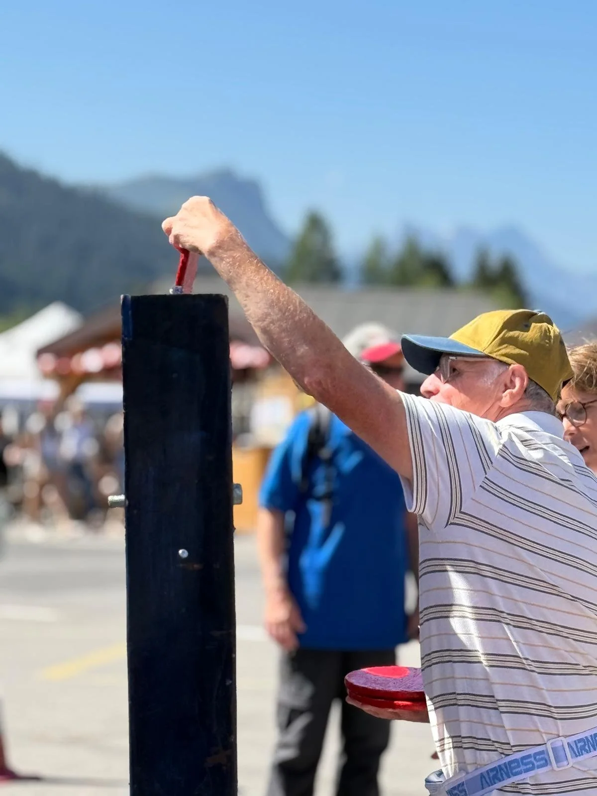 Participant jouant au Puissance 4 géant lors d’un événement en plein air