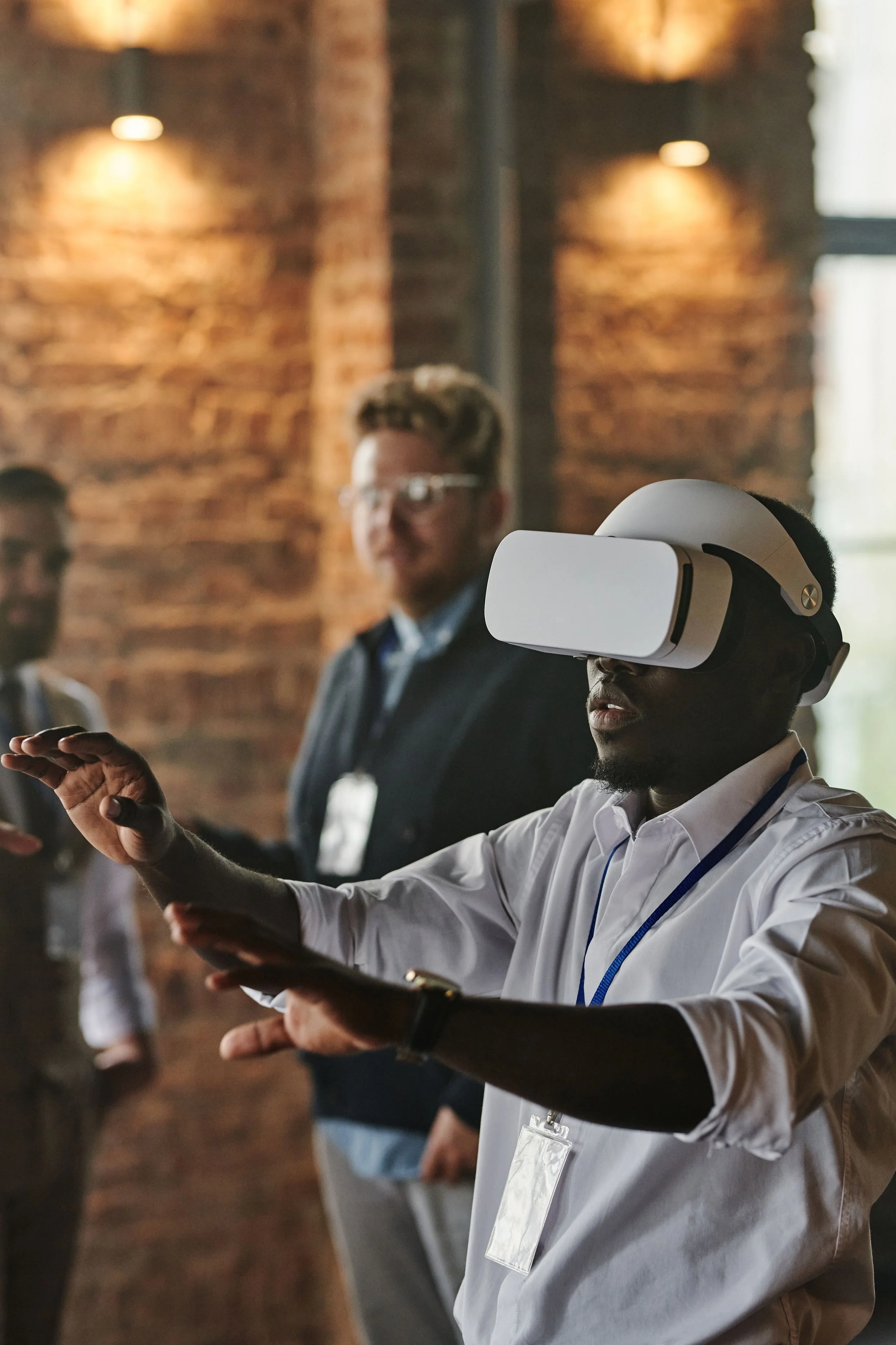 Participant utilisant un casque de réalité virtuelle lors d’une activité de groupe