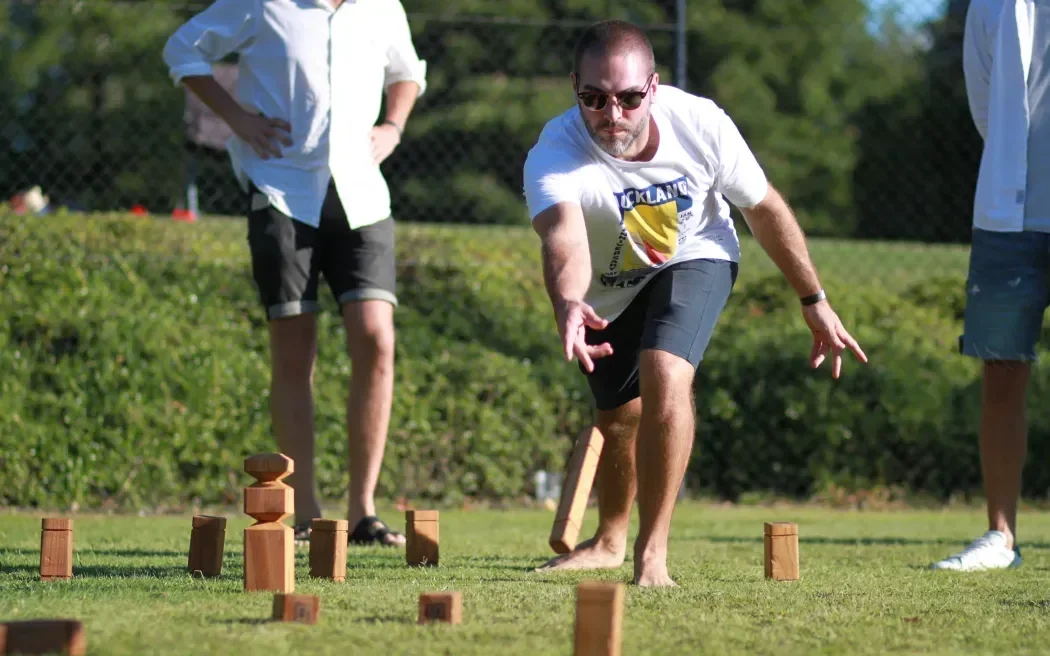 personne qui joue au kubb