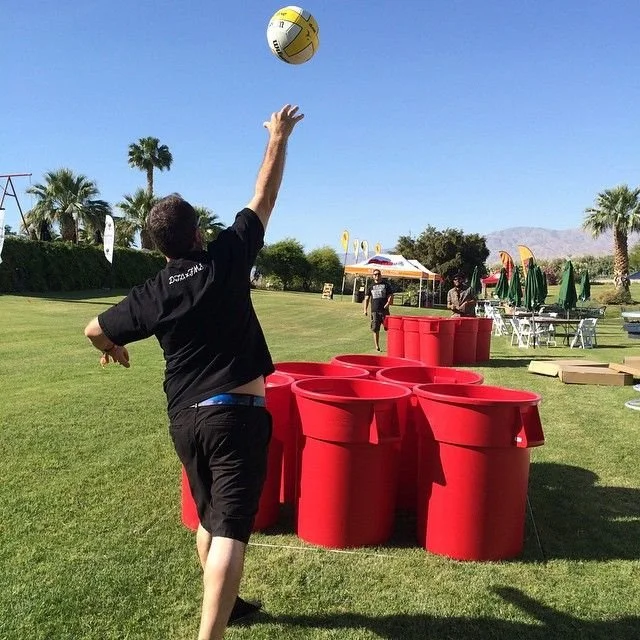 Beer pong jeu - adulte lance un balon