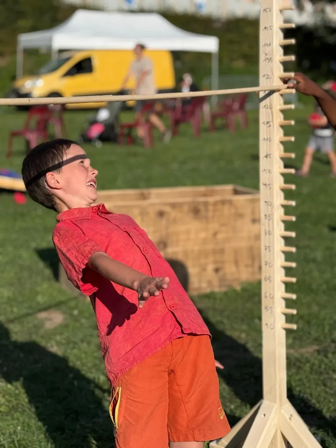 un enfant fait du limbo lors dun evenement communale en suisse