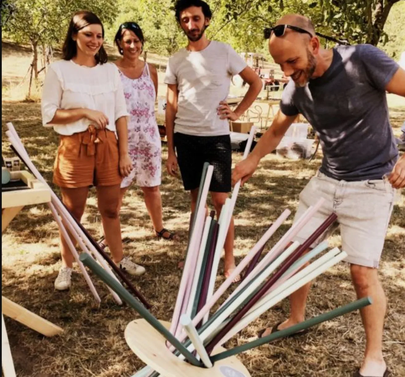 Participants utilisant ensemble un jeu interactif en bois lors d’une activité de team building