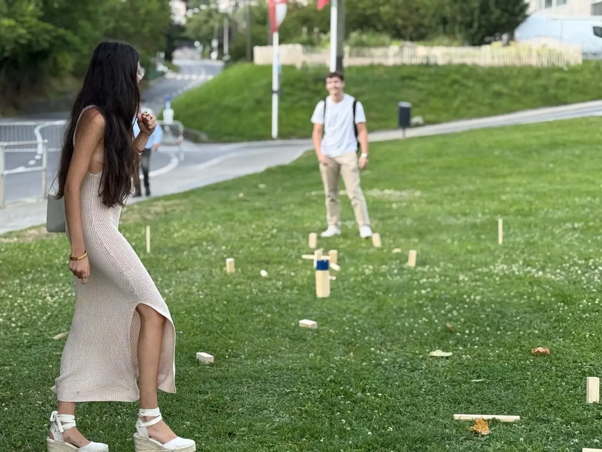 Participants jouent au Kubb, jeu d’adresse nordique en bois, dans un parc lors d’un événement.