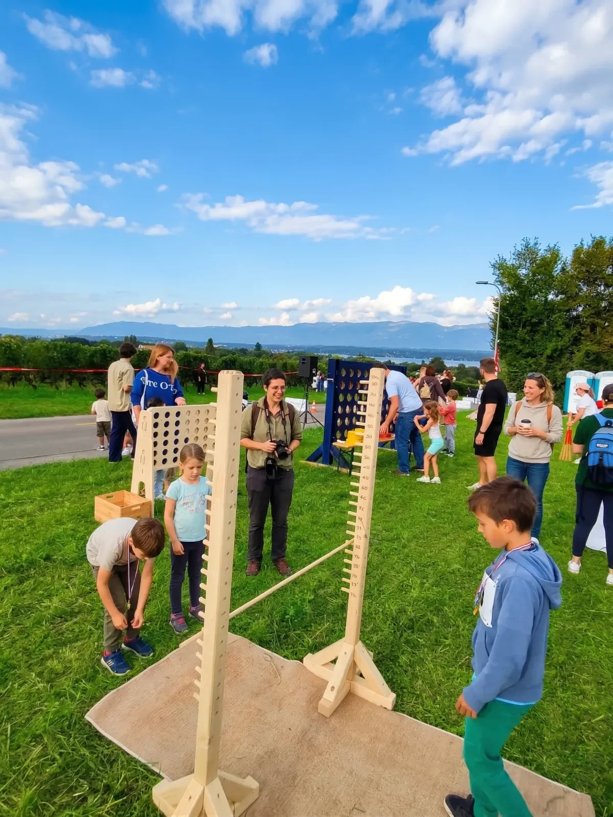 Familles participant aux jeux géants TAK TAK TAK lors d’un festival