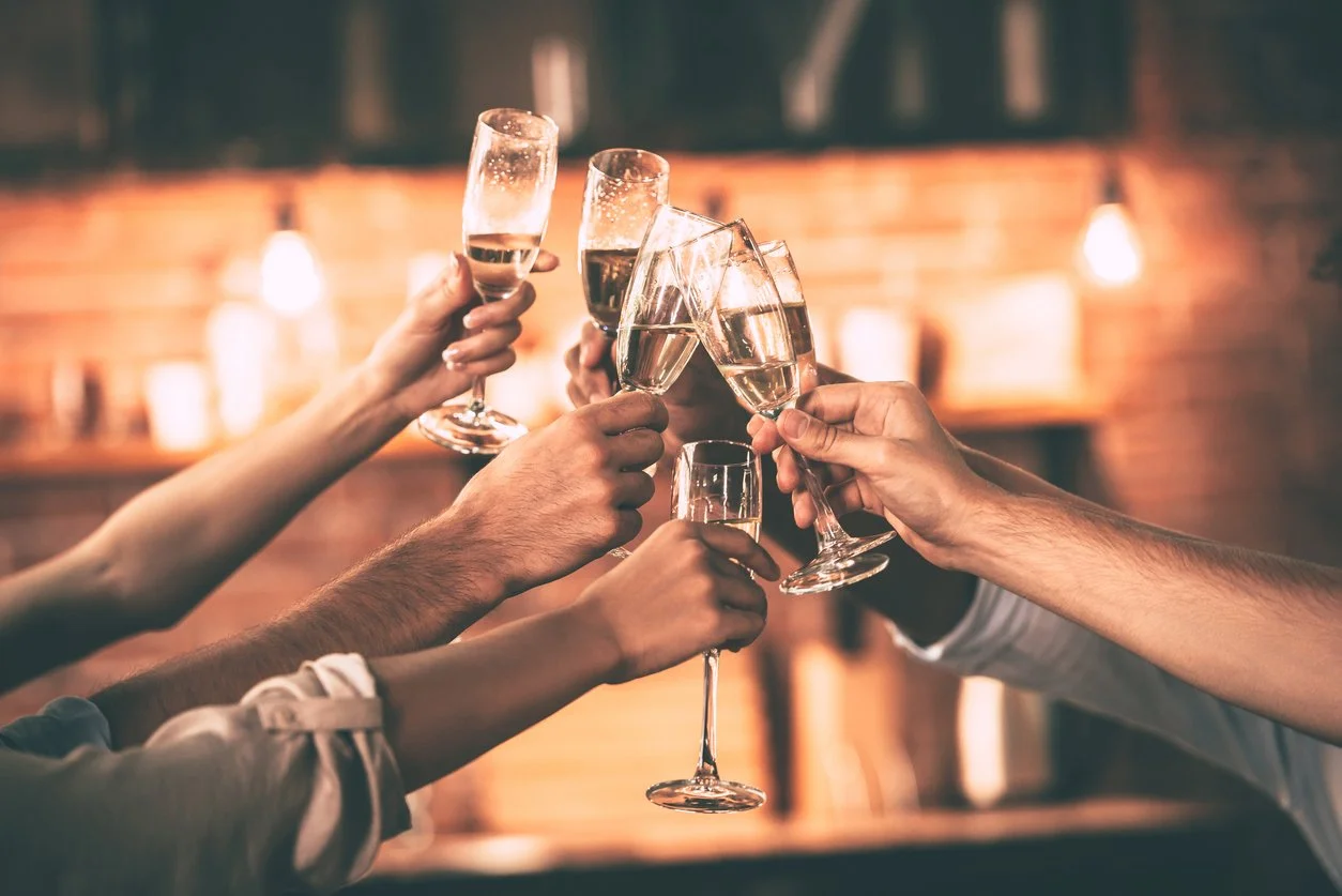 Groupe levant des verres de champagne lors d’un moment de célébration