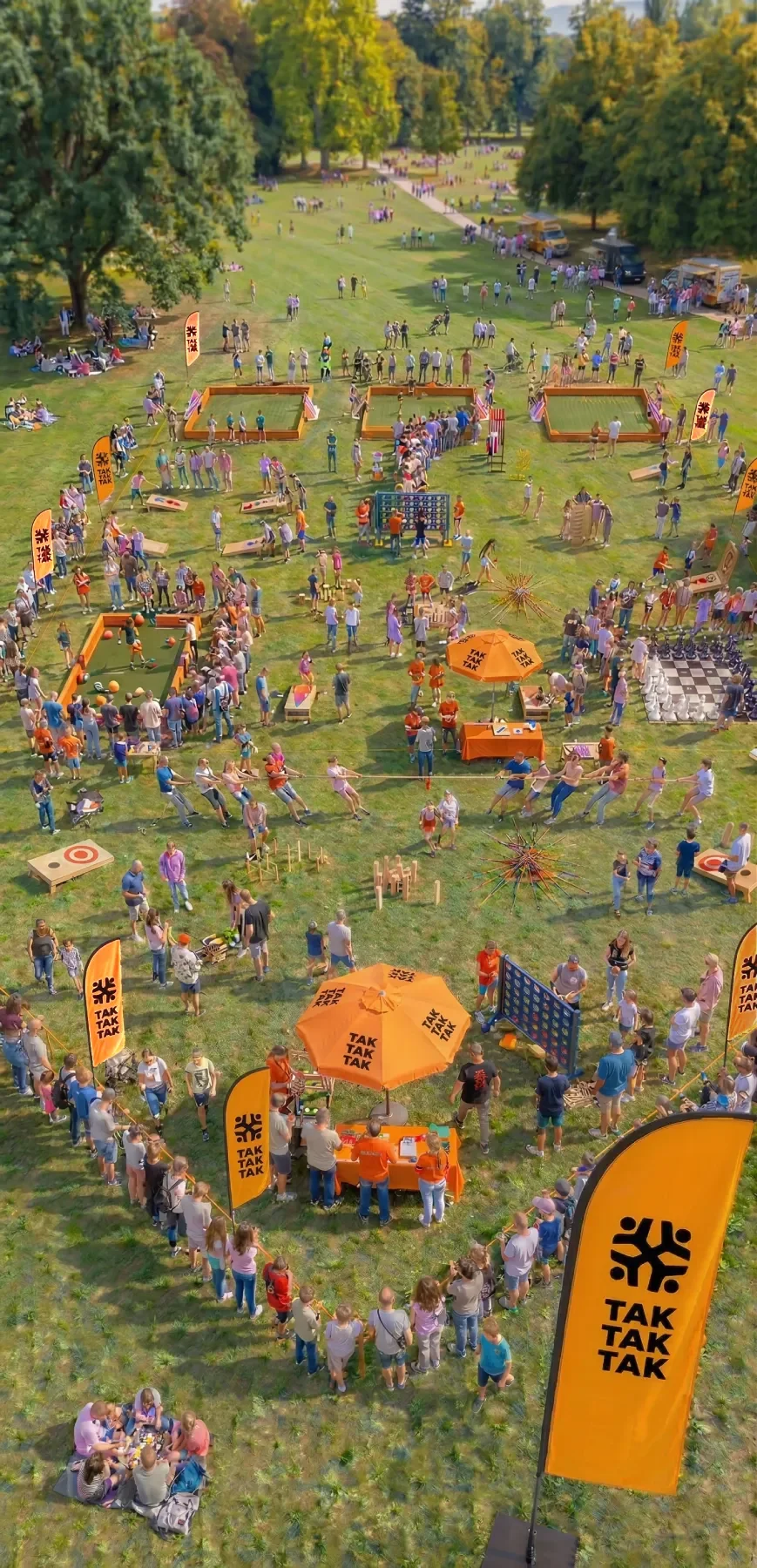 Participants jouant dans une zone d’activités TAK TAK TAK lors d’un festival