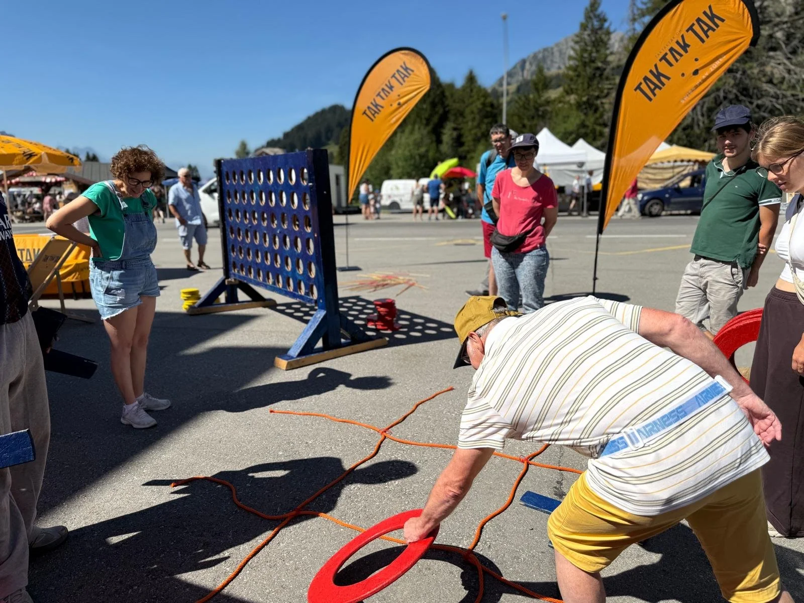 Participants de différentes générations jouant à des jeux géants