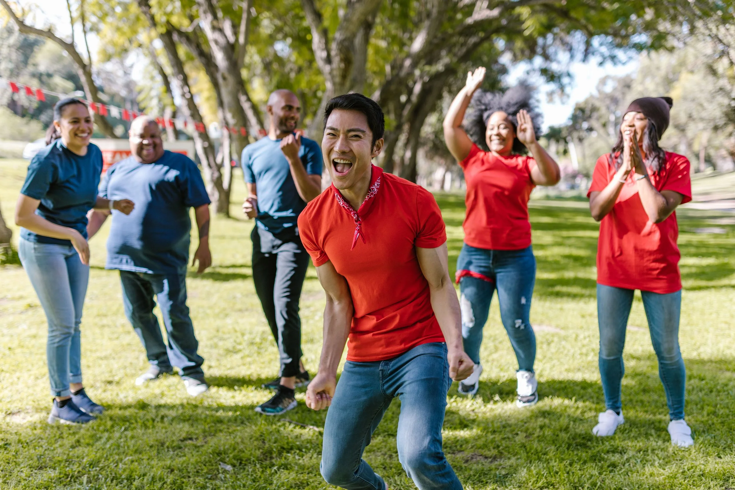 Groupe de participants partageant une activité conviviale en plein air
