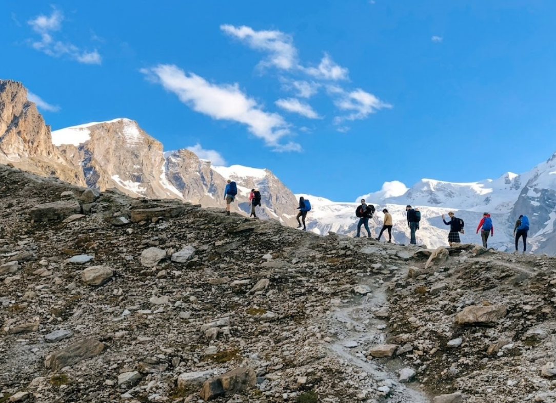 Groupe marchant ensemble sur un sentier de montagne