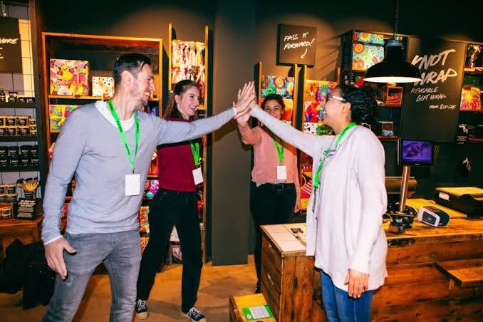 Groupe de participants faisant un high-five lors d’une activité collective