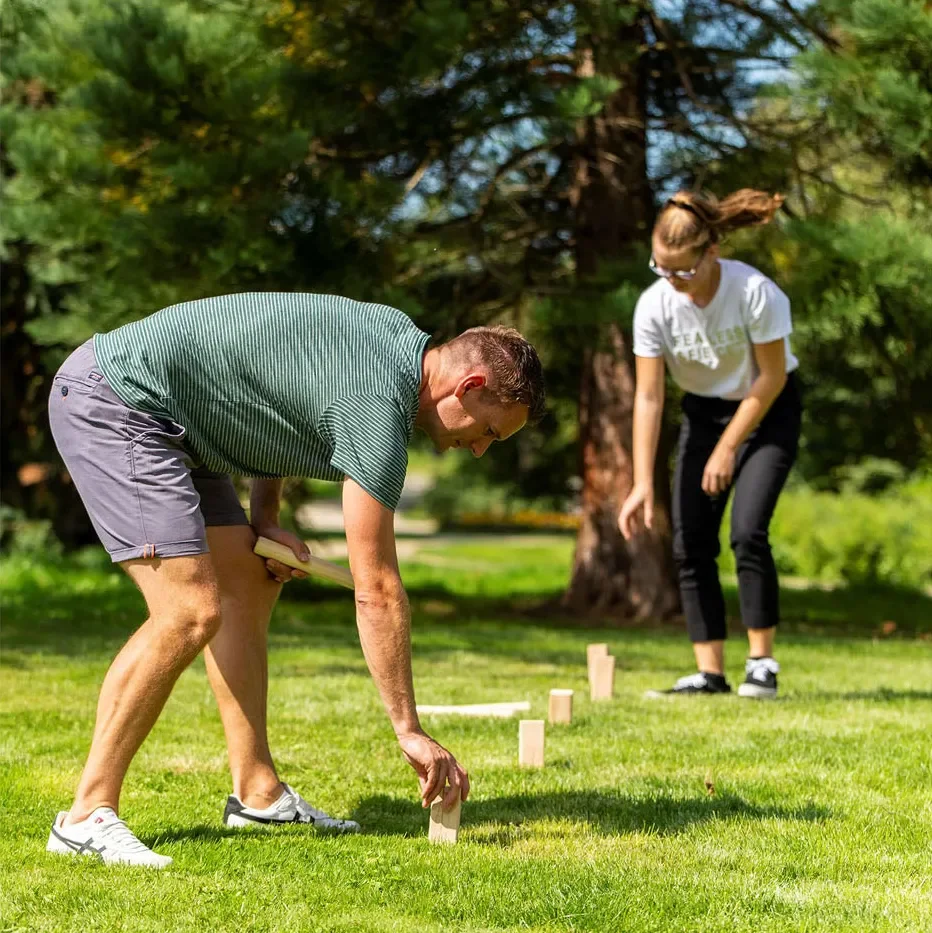Spontane Interaktion beim Spielen mit einem Holzspielzeug