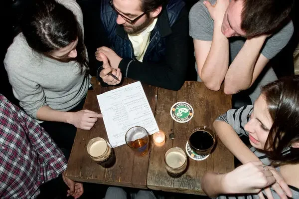 Groupe réuni autour d’une table pour jouer et partager un moment convivial