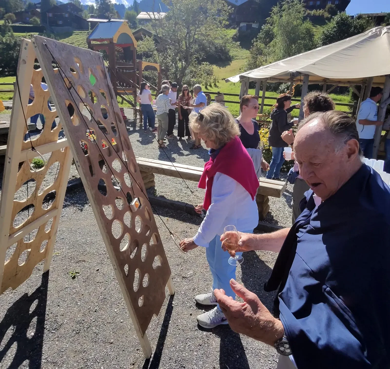 Une dame agée joue un jeu géant sur une fête geré par Tak Tak Tak