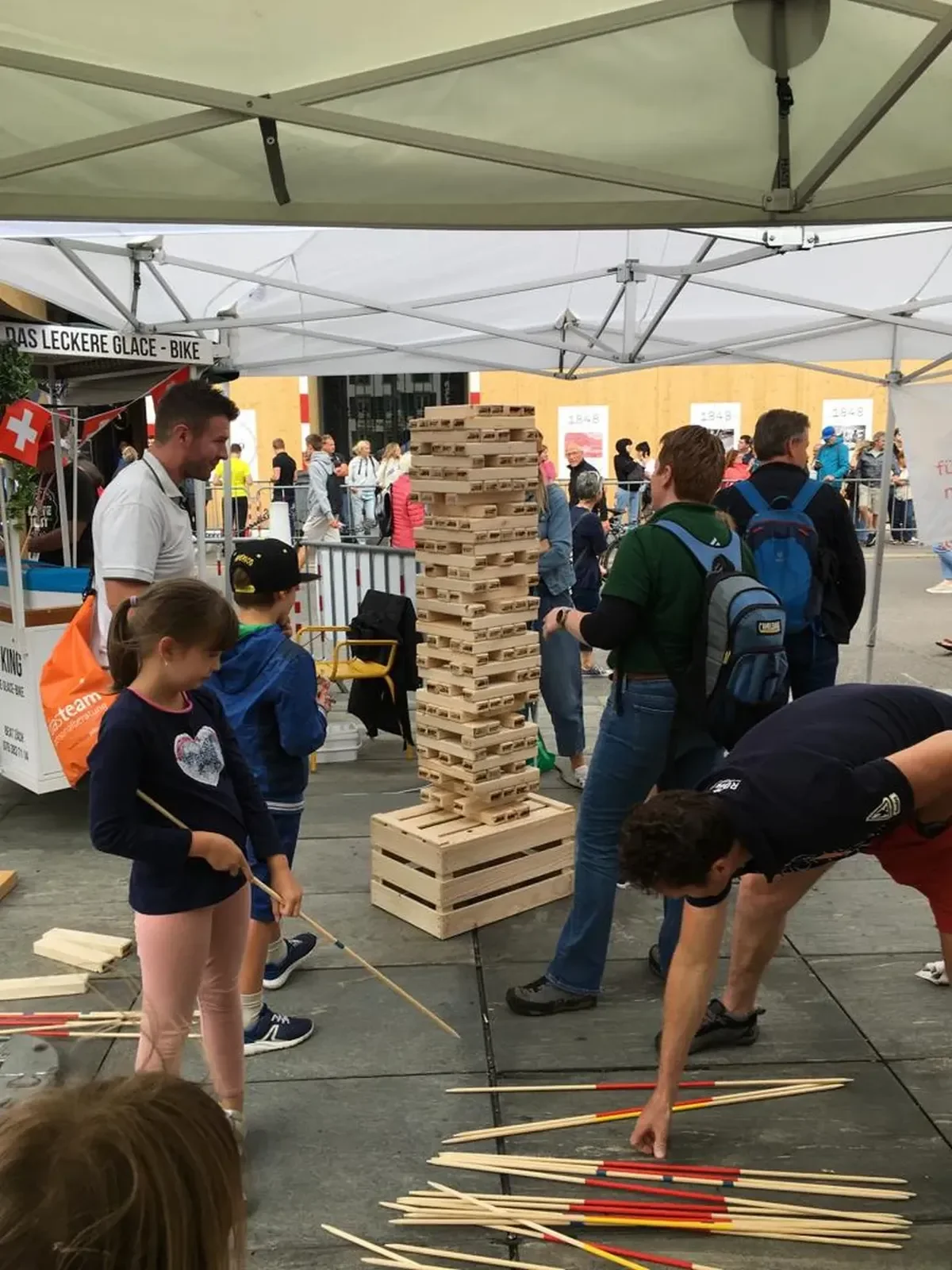 jenga-geant-evenementielle-public-fete-nationale-bern.webp