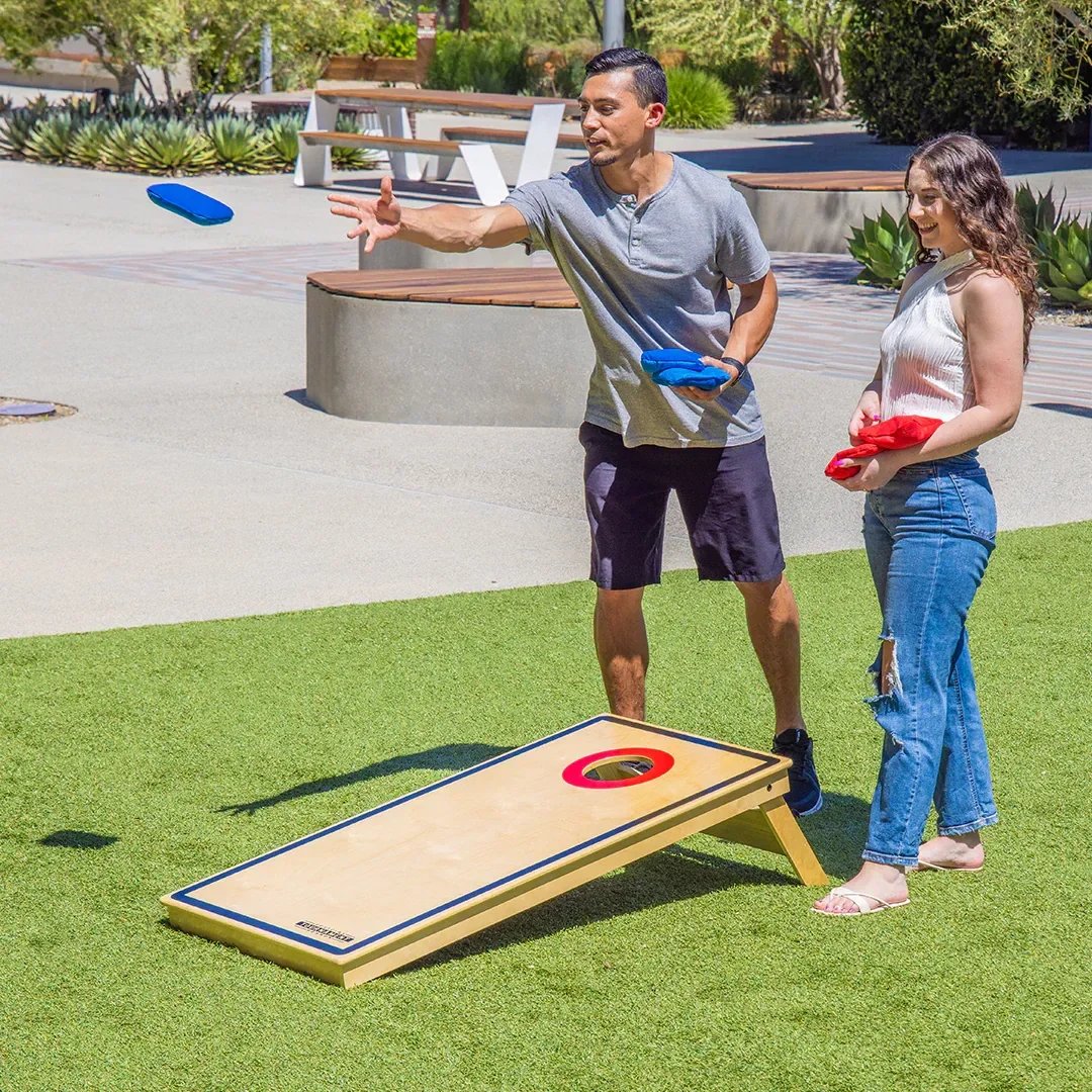 Deux participants jouant au Cornhole en plein air