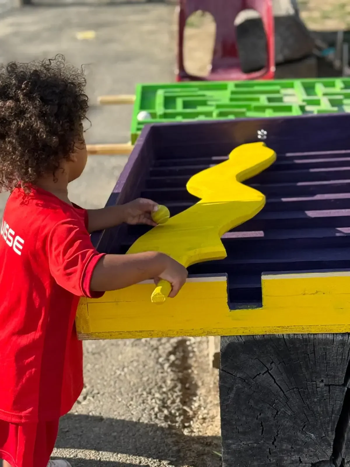Enfant joue un jeu d'agilité une activité de Tak Tak Tak