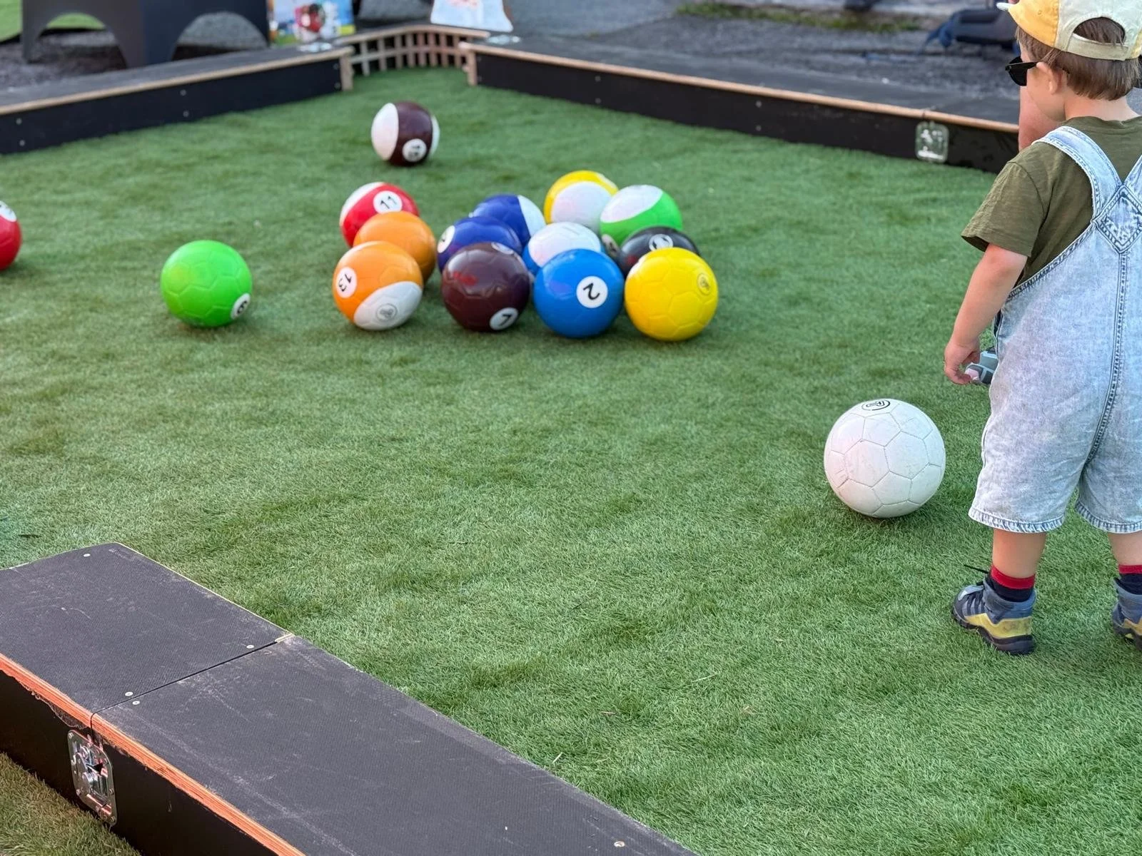 Jeune enfant jouant au Football Billard lors d’un événement en plein air