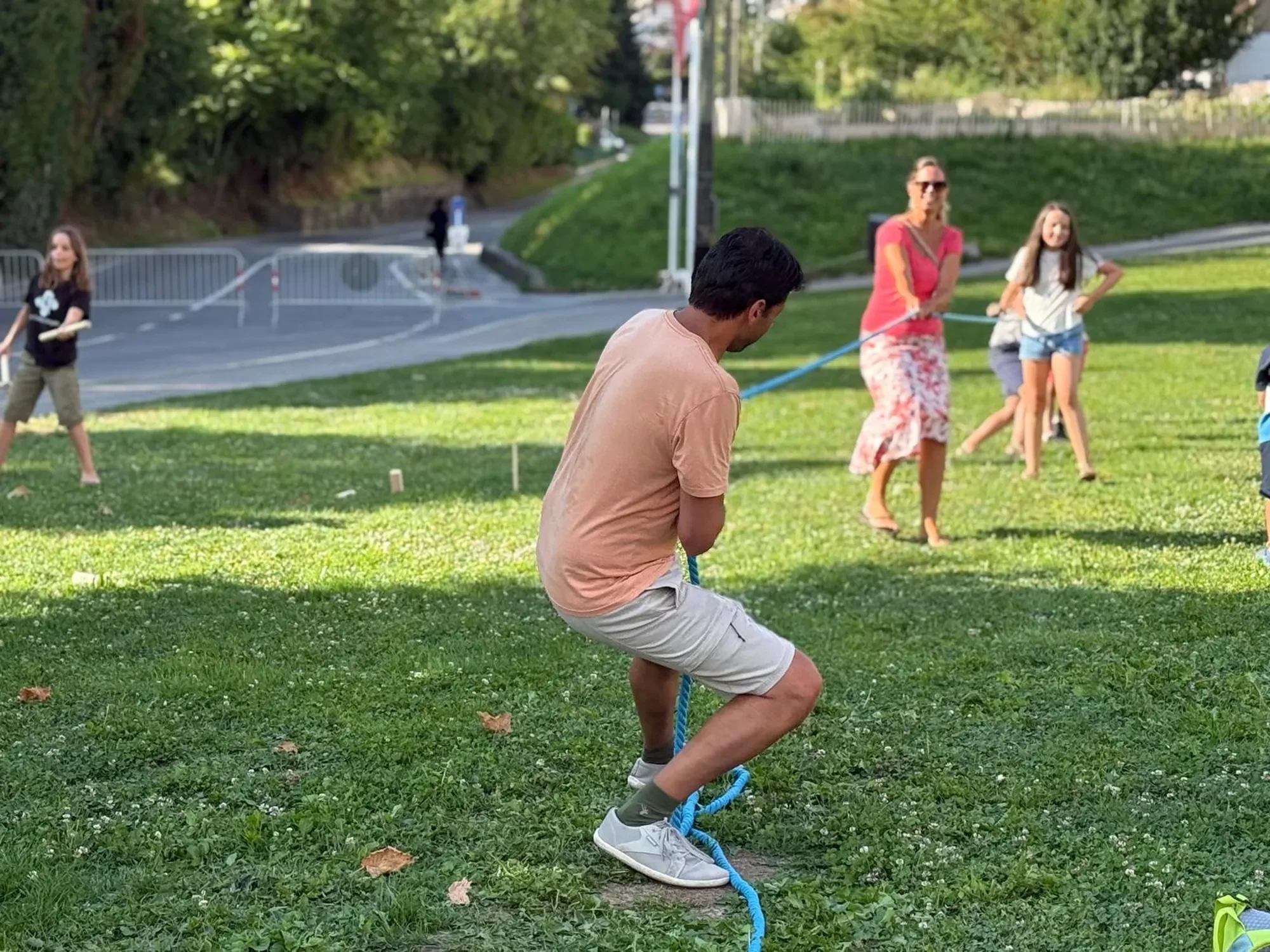 homme et femme jouent dans un parque