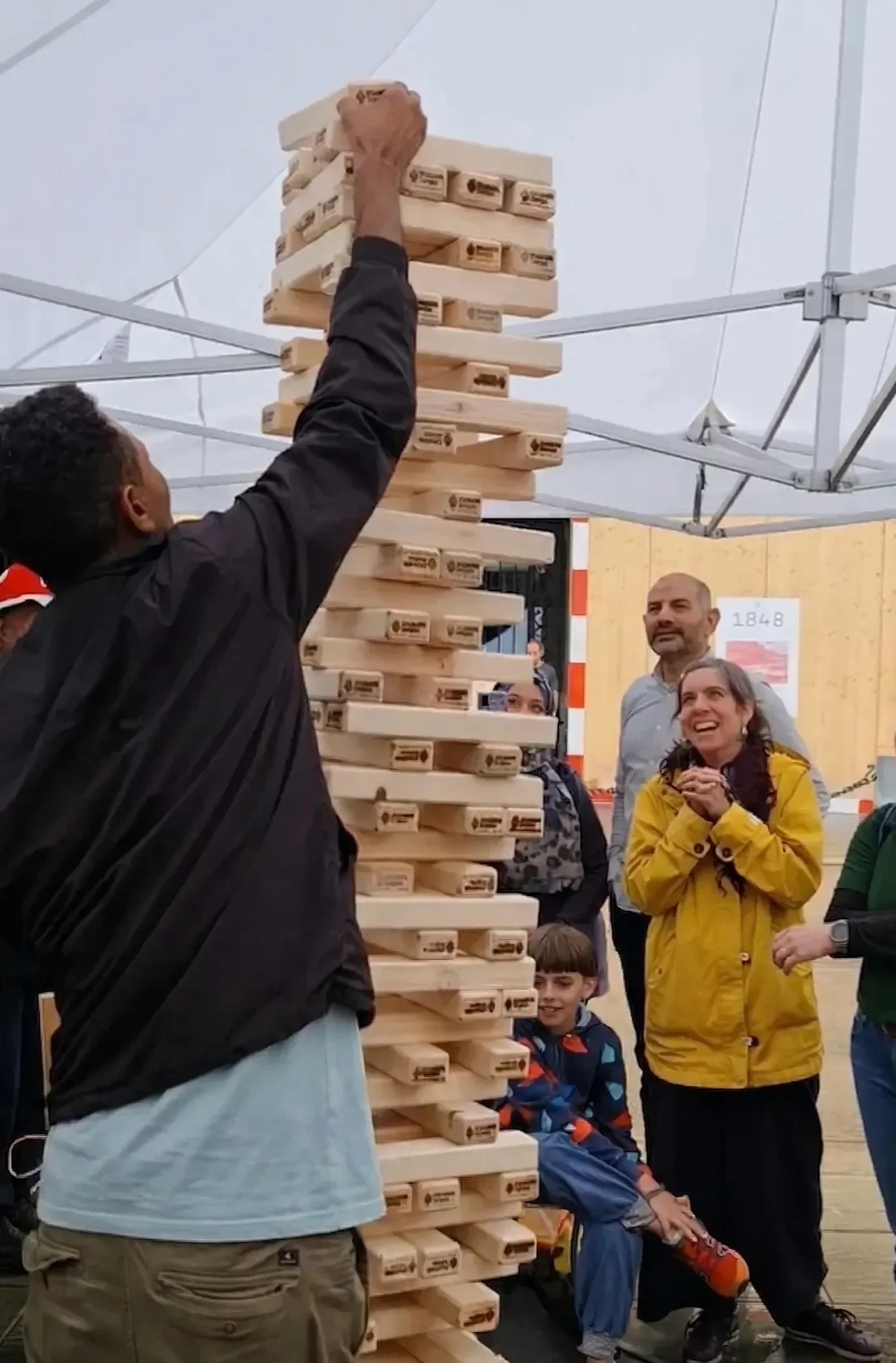 Participant utilisant un jeu interactif TAK TAK TAK lors d’un événement sur Bundesplatz à Berne