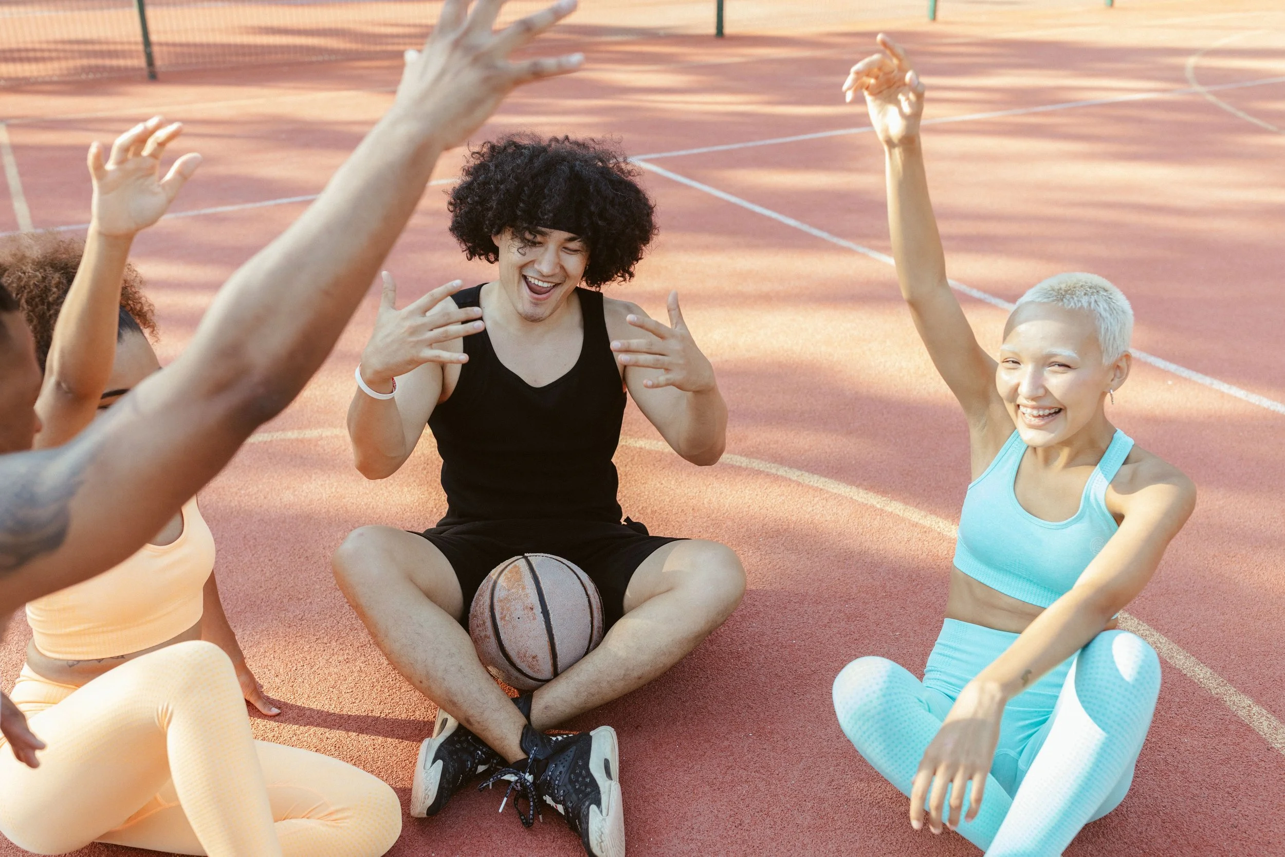 Groupe de collègues partageant un moment convivial après une activité sportive