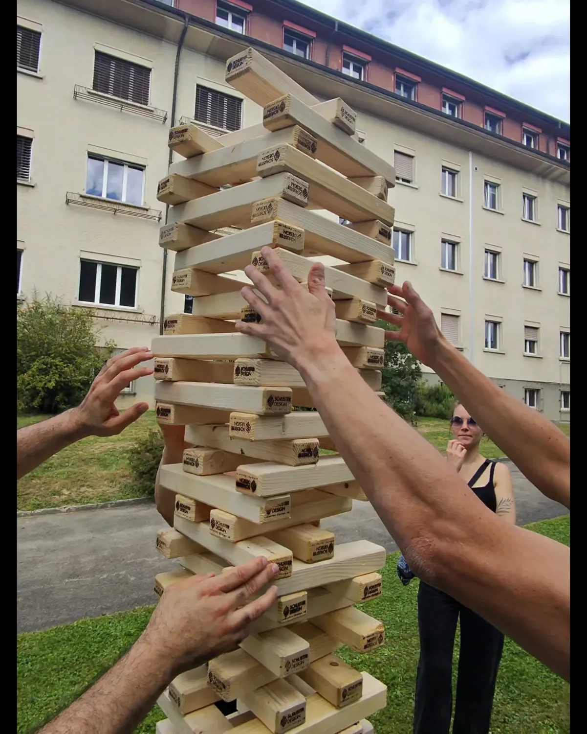 Un tour de jeu de jenga géant