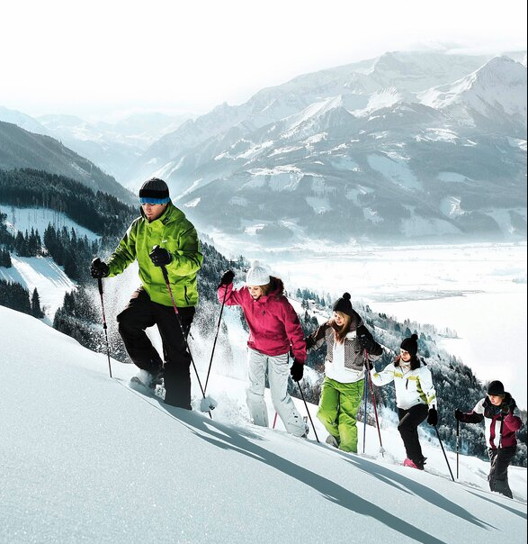Groupe marchant ensemble dans un paysage de montagne enneigé
