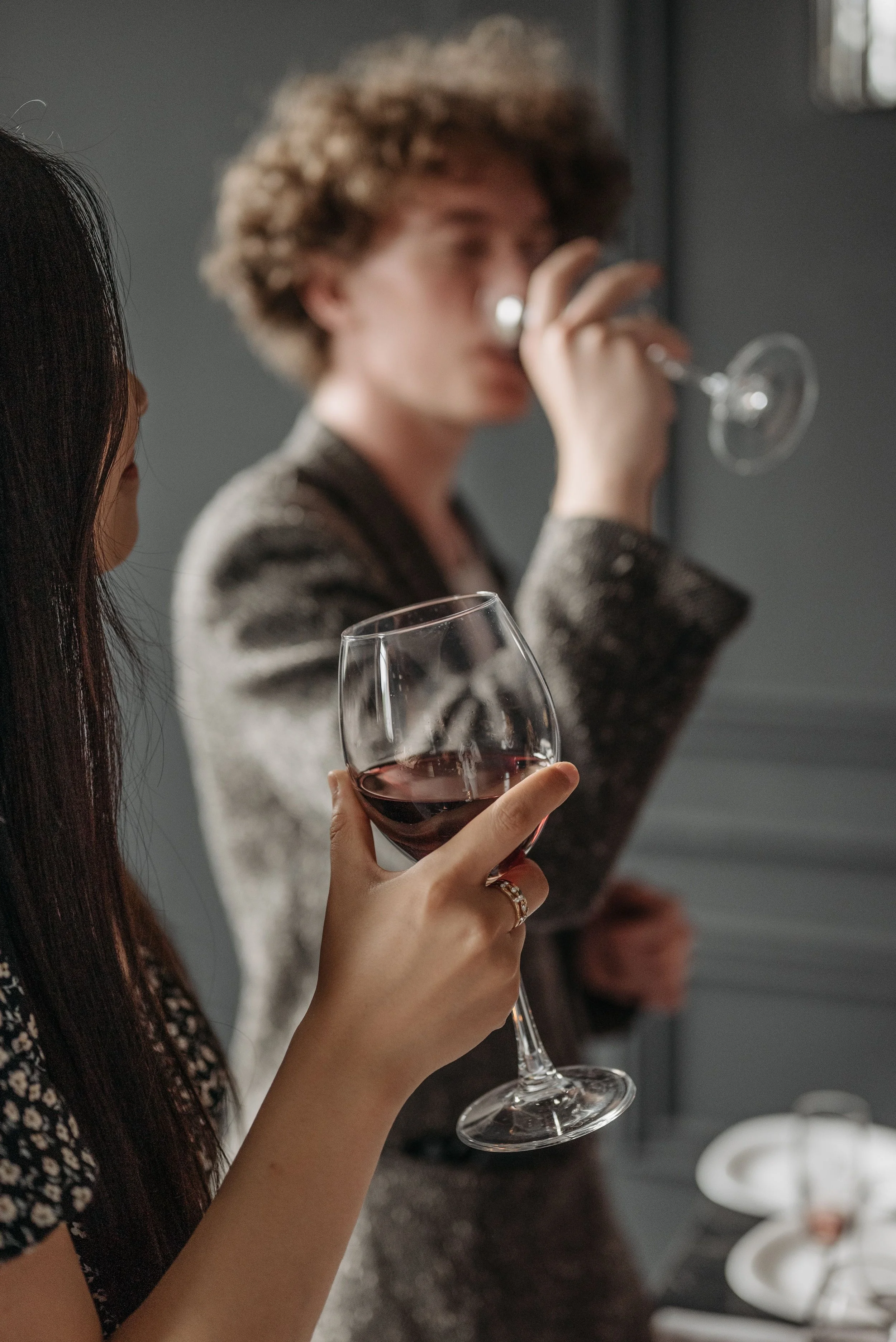 Participants partageant une dégustation de vin lors d’une activité conviviale