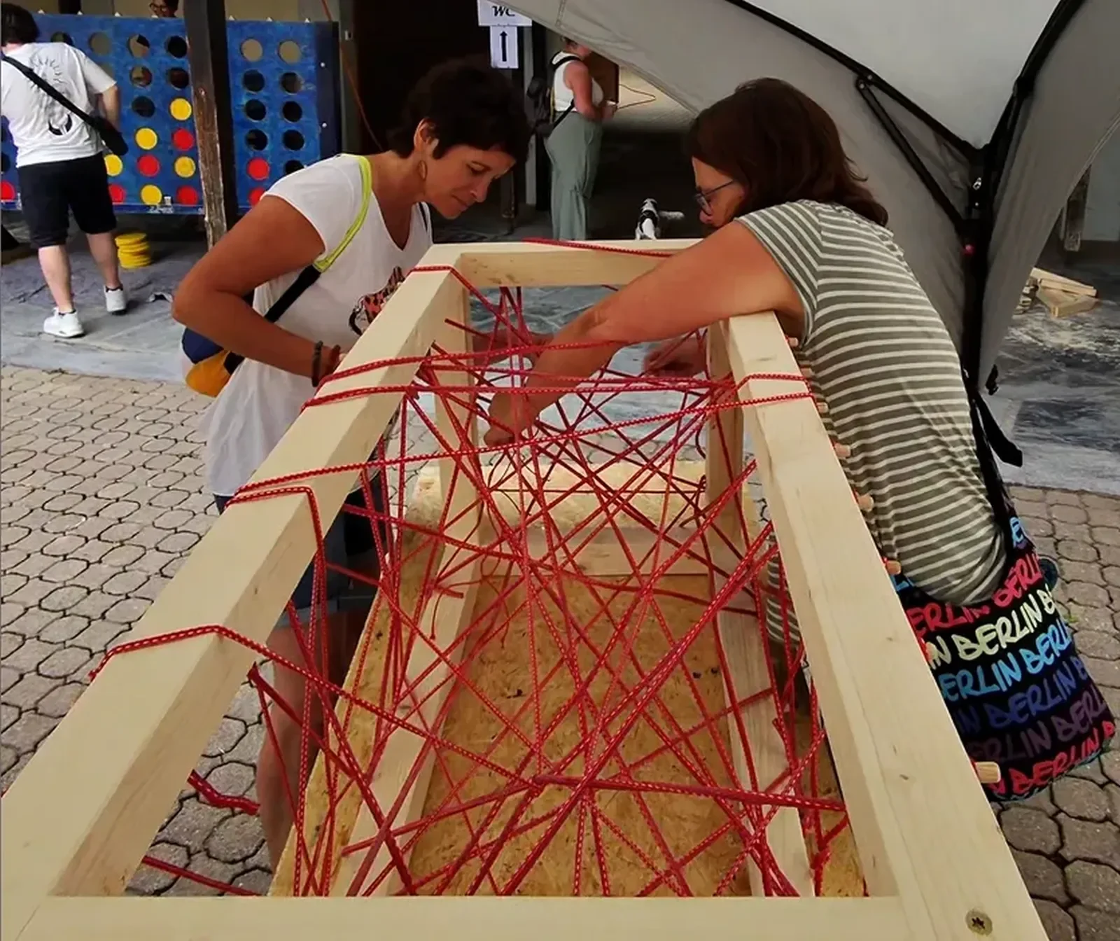 Deux participantes collaborant autour d’un jeu lors d’un événement d’entreprise