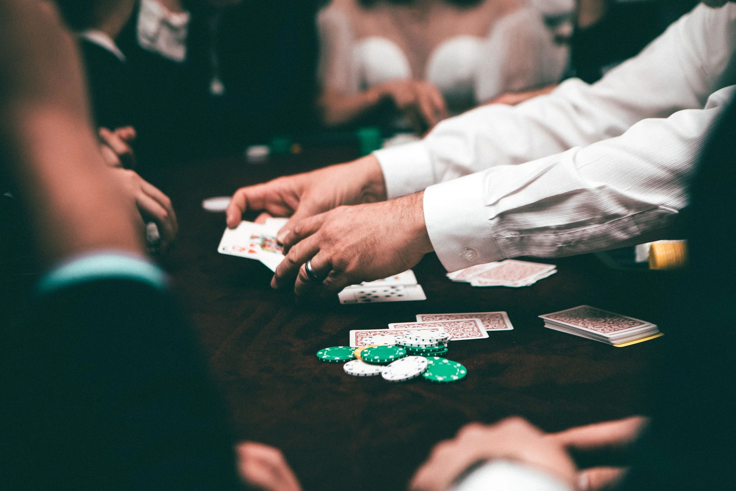 Participants autour d’une table de jeu lors d’une animation de soirée