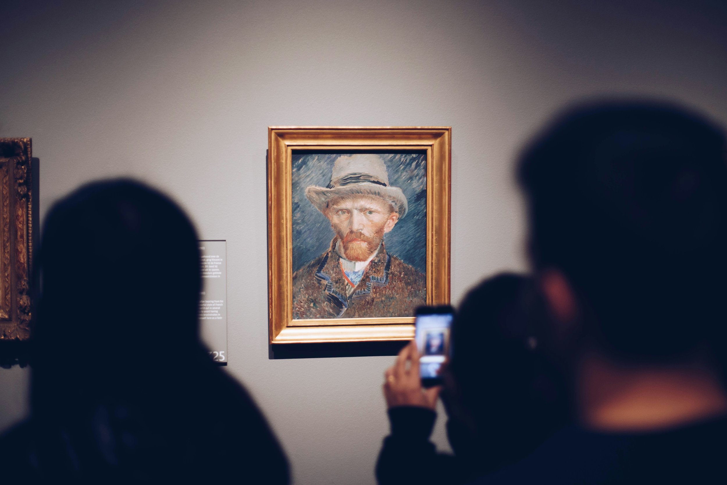Participants découvrant une exposition dans une galerie ou un musée
