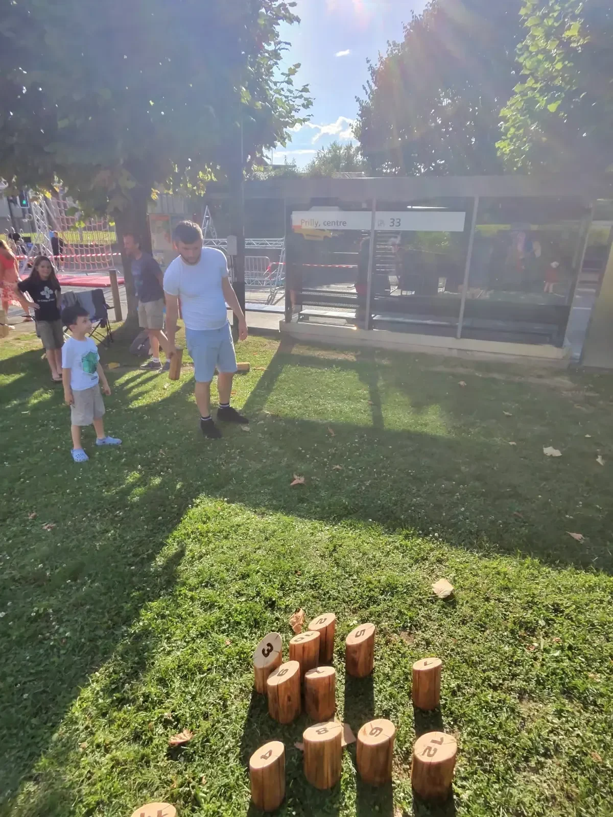 Jeu de Mölkky en bois installé sur l’herbe pendant une animation de jeux en plein air.