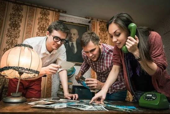 Groupe collaborant autour d’indices et d’énigmes dans un escape game