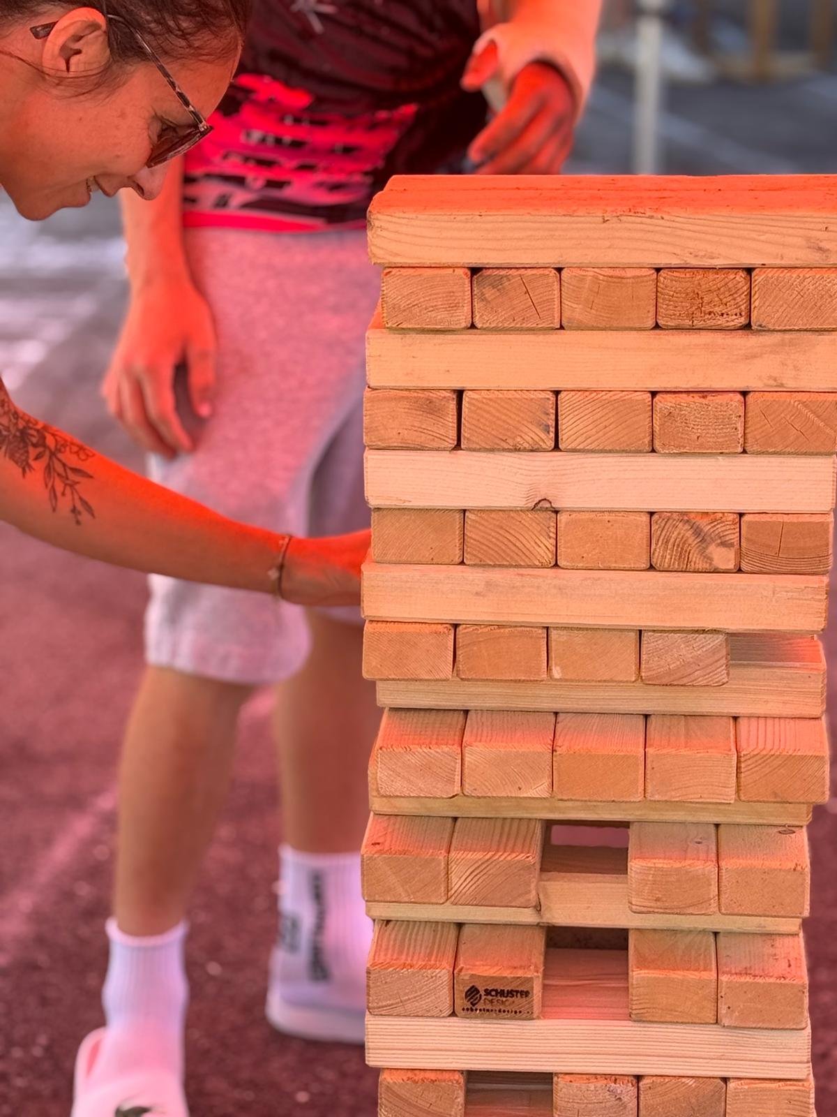 dame qui joue aux jenga géant