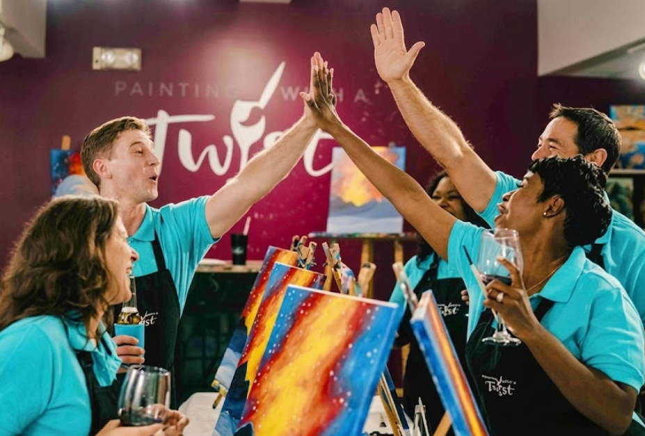 Participants réalisant une activité créative en groupe