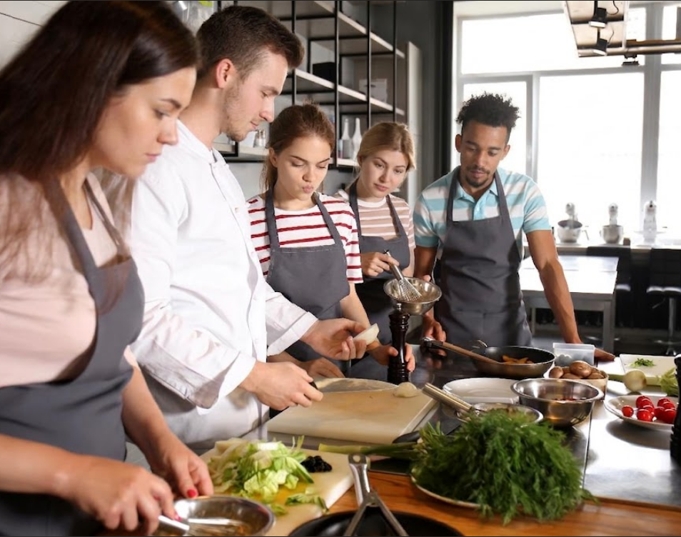 Groupe préparant un repas ensemble dans une cuisine