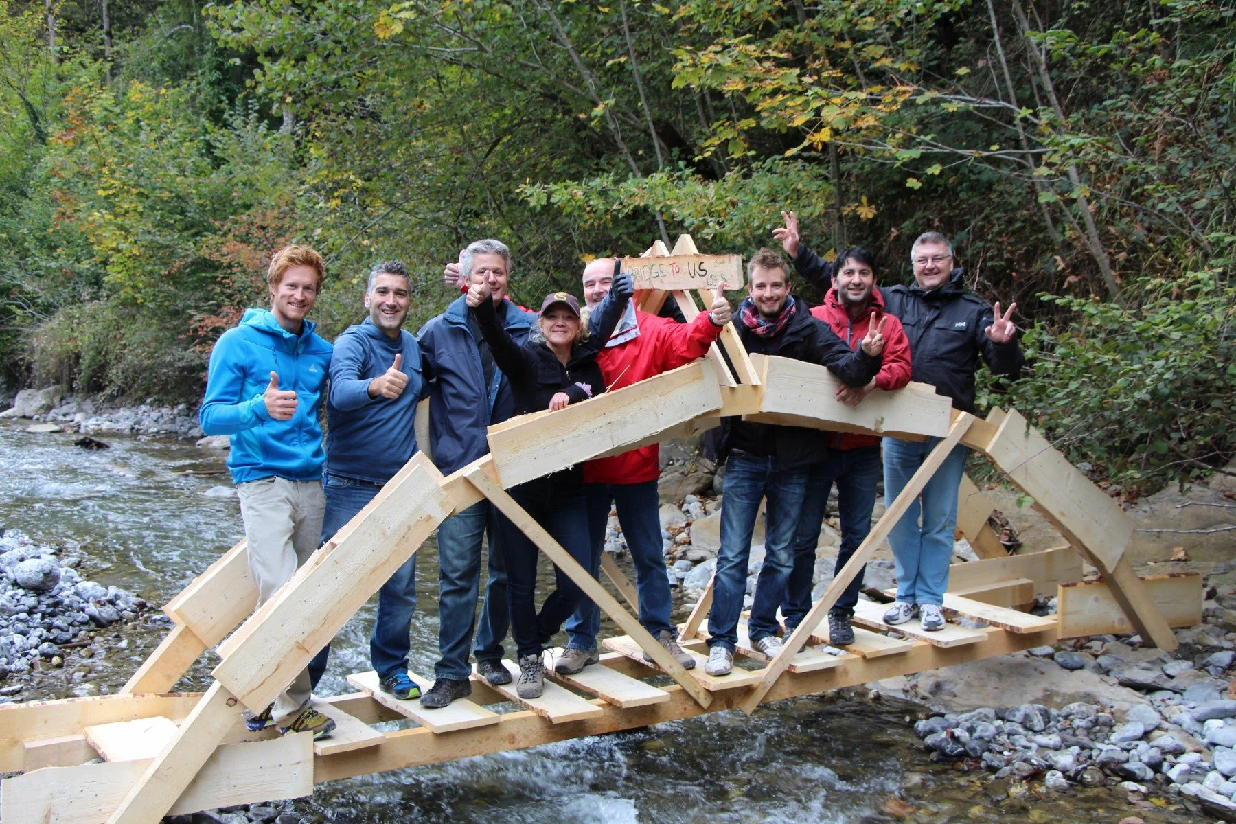 Groupe collaborant à la construction d’une structure en bois dans un environnement naturel