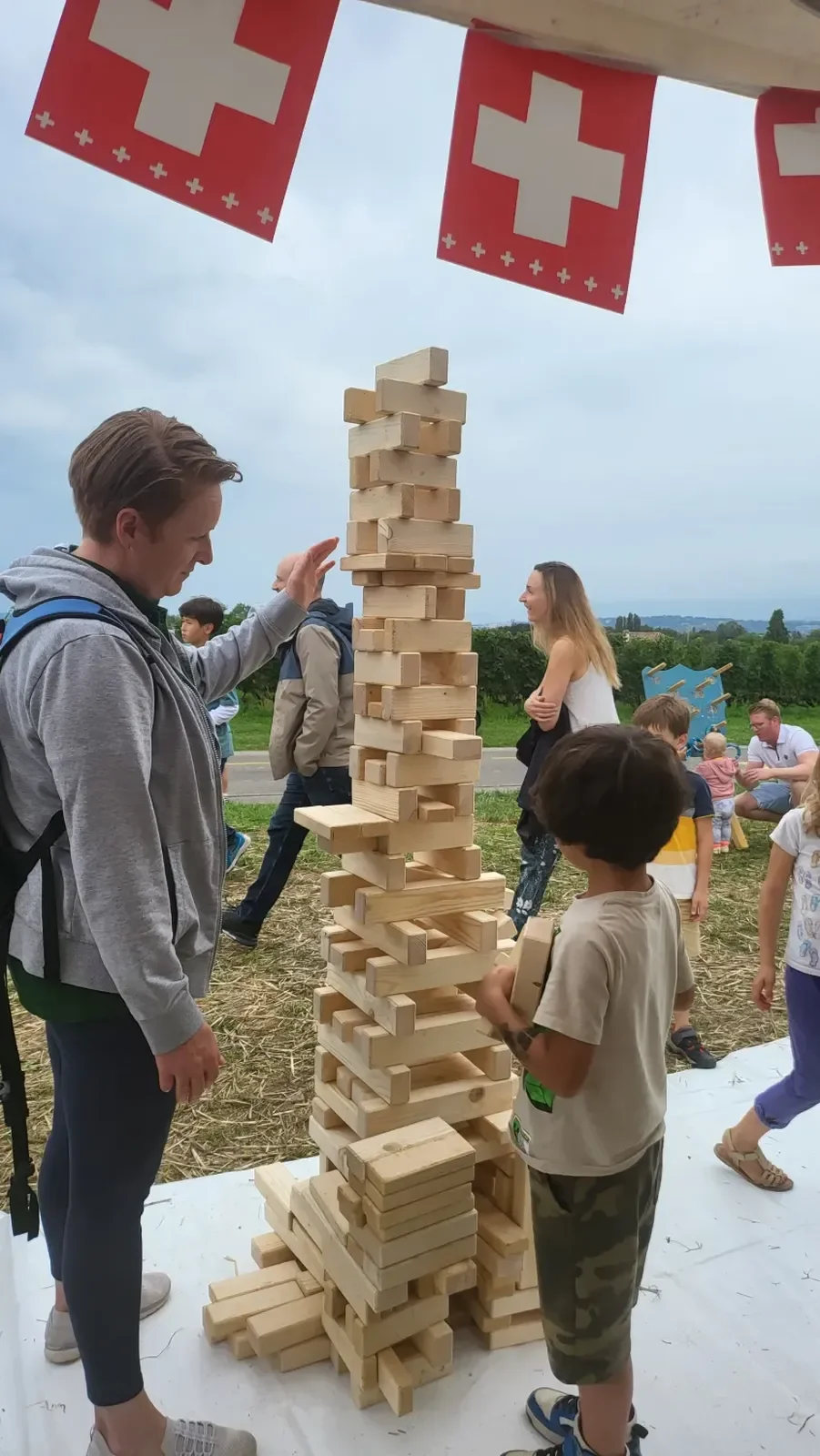 Spontane Interaktion beim Spielen mit einem Holzspielzeug