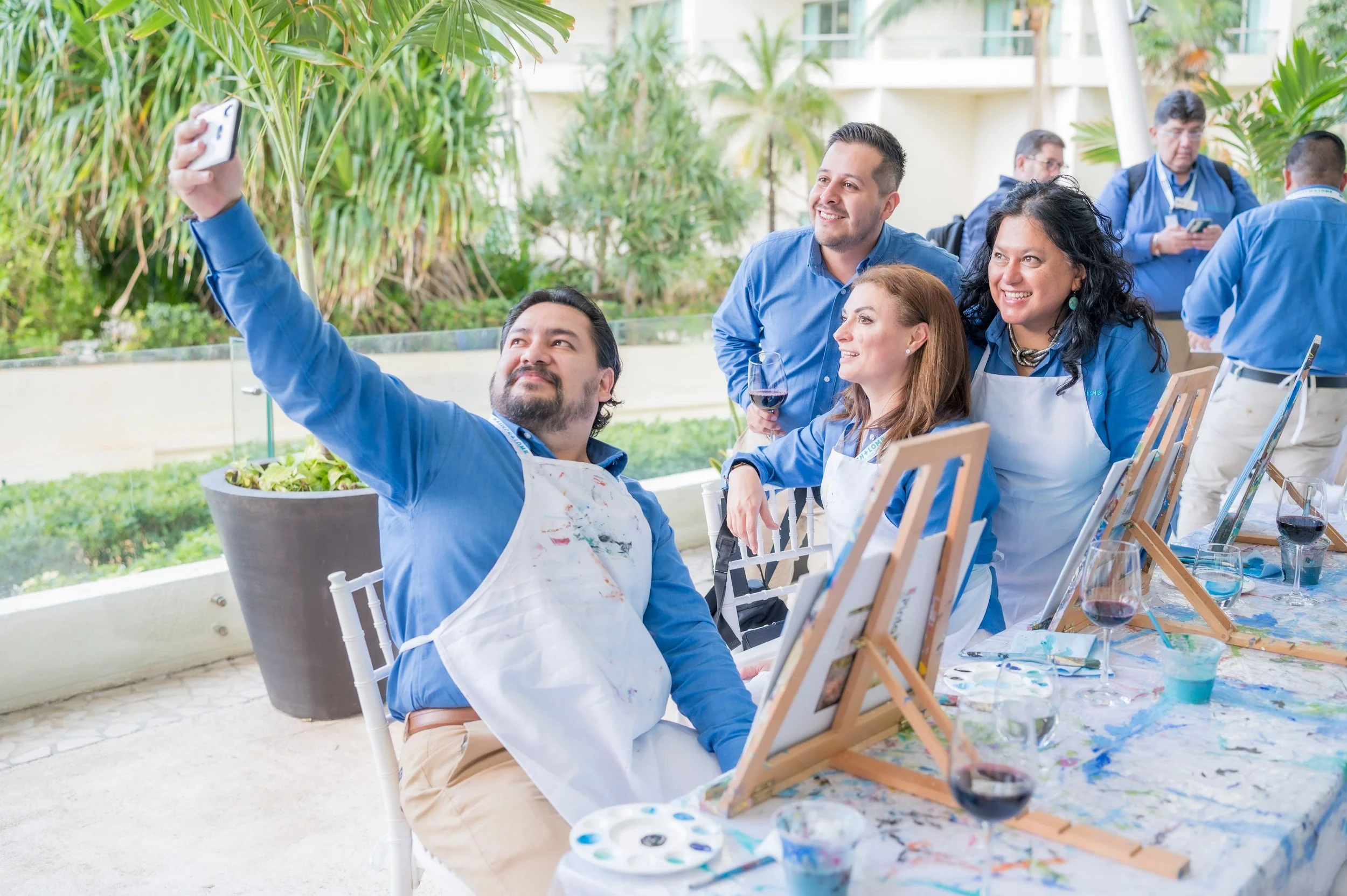 Participants célébrant ensemble pendant un atelier de peinture en groupe