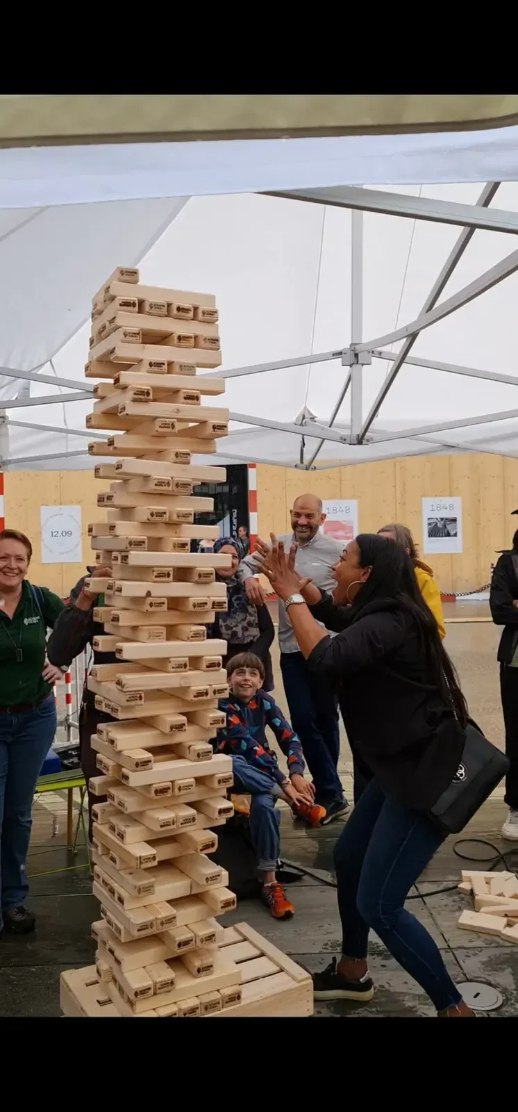 jenga geant lors dune animation festivale