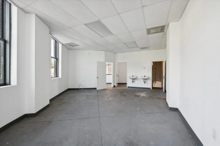 1-212-Roberts-Ave_04-1-700x466.jpg
