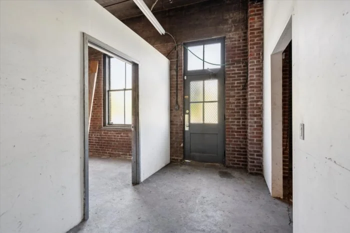 1-212-Roberts-Ave_12-1-700x466.jpg