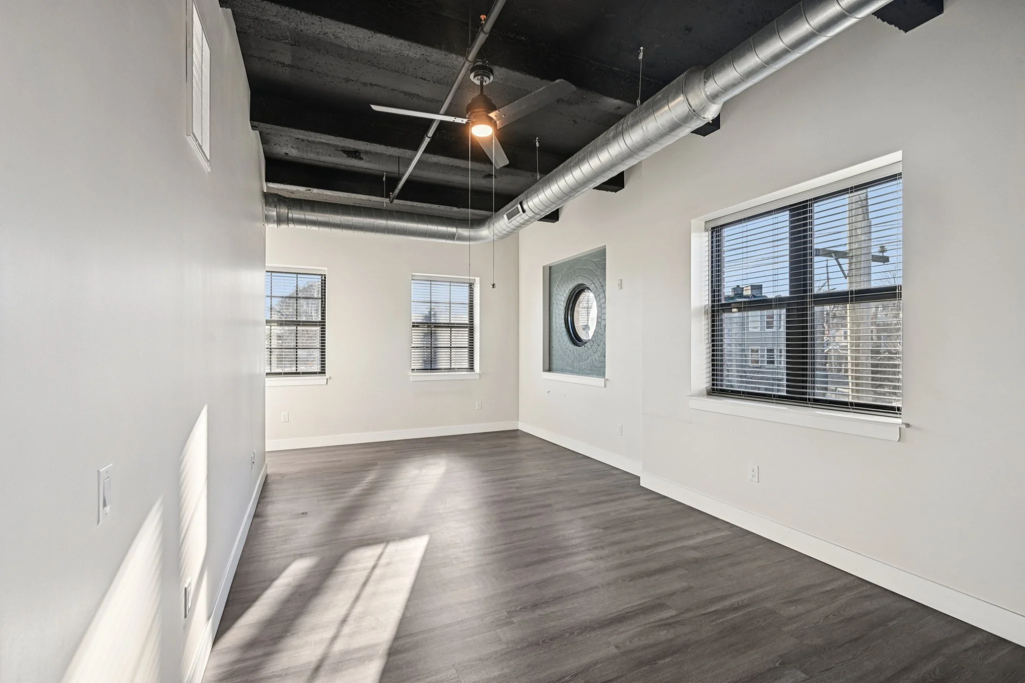 3-web-or-mls-212 W Roberts Ave 307-S0412-003.jpg