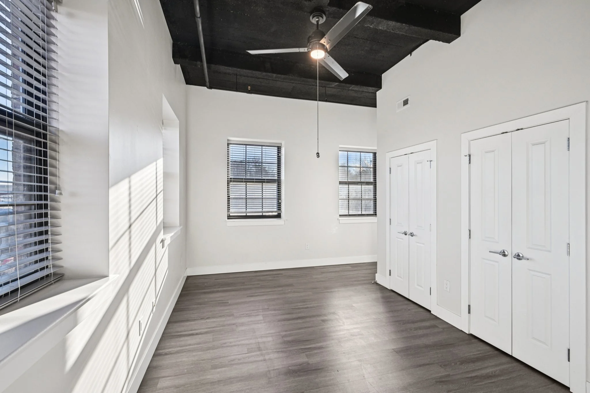 11-web-or-mls-212 W Roberts Ave 307-S0412-007.jpg